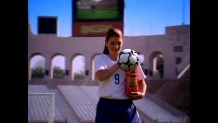 Женски футбол- Миа Хам рекламира " Ролитос"