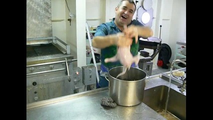 Готвач, който приема работата на шега!смях 