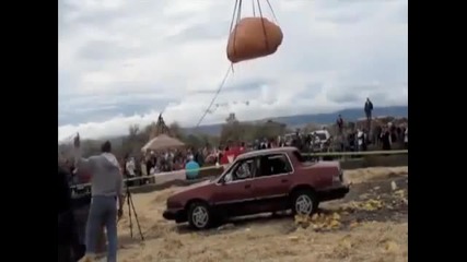 Тиква гигант пада върху кола