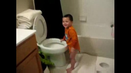 Малко Дете си Завира главата в тоалетната и се смее!!!!