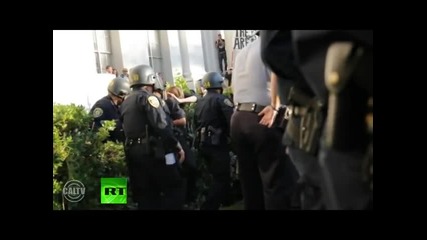 Полицията бие, арестува студенти