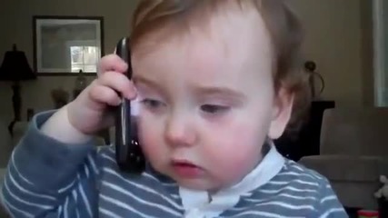 Бебе говори по телефона (смях)