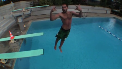 Забавни скокове във басейн !