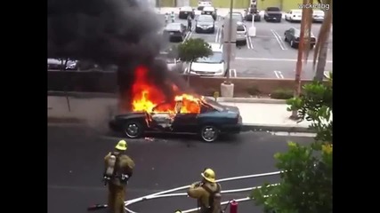 Какво се случи докато пожарникар гаси пламнала кола