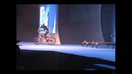 Луди изпълнения с велосипеди на сцена