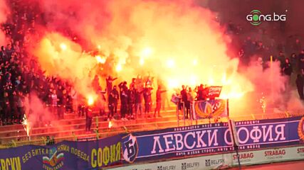 Феновете на Левски организираха факлено шоу на "Герена"