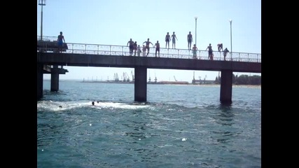 Масов скок от моста в Бургас 