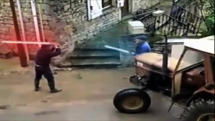 Дядки се бият с лазерни мечове