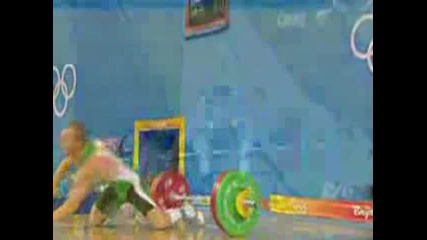 Щангист си обръща рамото 
