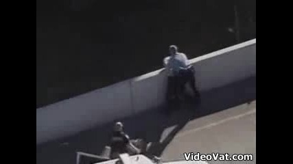 Мъж Бяга От Полицията И Се Удря В Кола С Бебе
