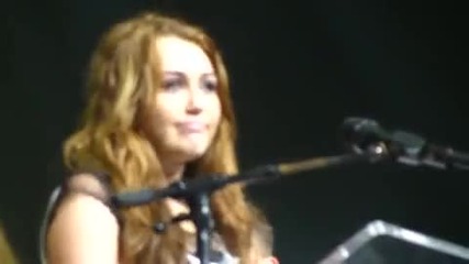 (бг субс)miley Cyrus се разплаква на Concert For Hope 