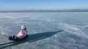 Любители на кънките се пързаляха по замръзналото езеро Балатон