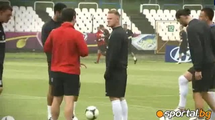 Рууни носи топките на Джерард на тренировката на Англия преди мача с Швеция