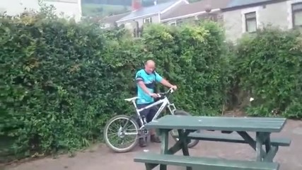 Пиян се качва да кара колело,но безрезултатно !