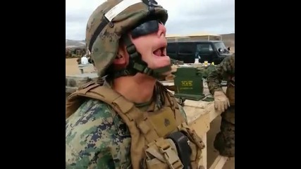 Войник имитира костенурка