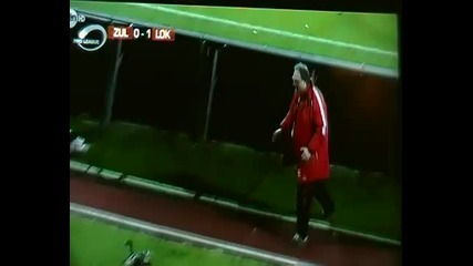 Патица нахлу на терена на белгийски мач, Хабиб Хабибу я изхвърли 