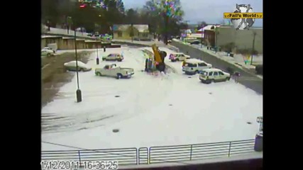 Снегорин пропада в паркинг 