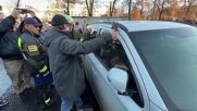 Спасиха котка, изоставена в заключена кола край Кремъл (ВИДЕО)