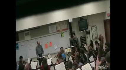 Ядосан учител счупи цигулката на дете!