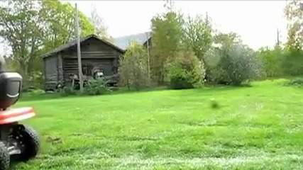 Удивително - Куче кара косачка !!!