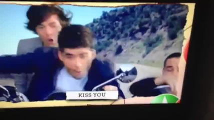 -ново видео на момчетата Kiss you