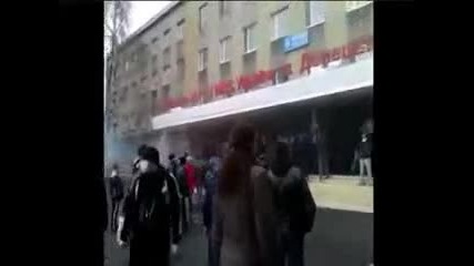 Мълния! Милиционери бутнаха от покрива младеж в Горловка, Украйна