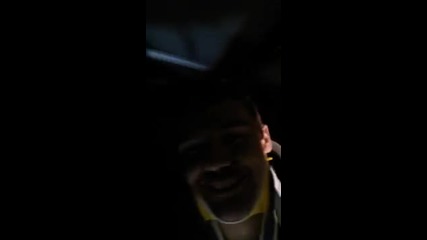 Пич се снима докато спасители го вадят от инцидент със кола!