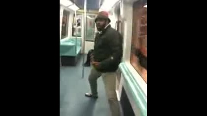 Луд Скитник демонстрира карате в метрото 