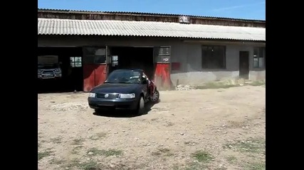 Кола с две предници прави дрифт