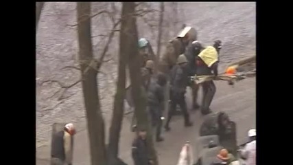 Беркут стрелят по протестиращите ( Войната в Украйна)