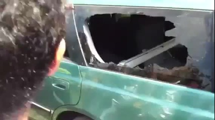 Мъж чупи стъкло на кола с пръст