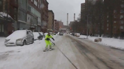 Човек кара сноуборд по пътищата