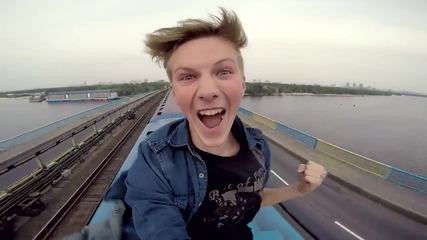 Луд руснак се вози на покрива на влак