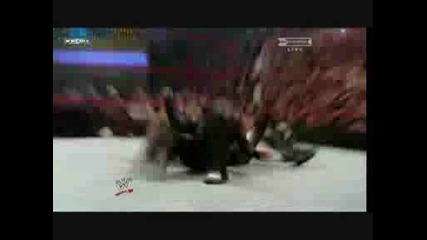 джеф харди (jeff hardy) прави бомбата на лебеда на острието (edge)