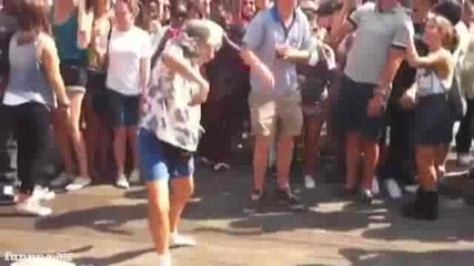 Баба танцува невероятно за годините си