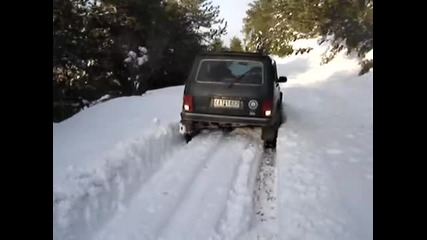 Lada Niva в сняг 