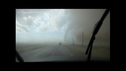 Страховито! Огромно торнадо минава на метри от пътуващи и преобръща кола