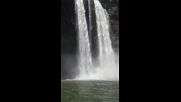 Луд скача от водопад