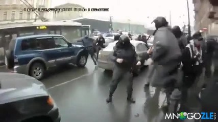 Протестиращ се гаври с руски полицаи