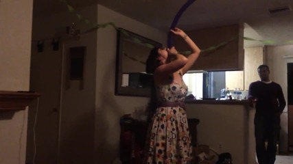 Жена изуми приятелите си , след като вкара в гърлото си продълговат надуваем балон