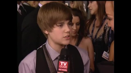 Justin Bieber целува репортерка на Grammys 2010 