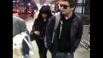 Zac Efron and Vanessa Hudgens Holding Hands at Los Angeles Airport 12 11 09 