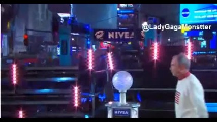 Lady Gaga Отмерва последната една минута до нова година !