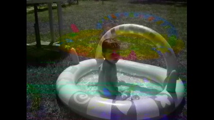 Моето бебенце се кефи в басейна