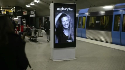 Много яка реклама приковава погледите на всички в метрото!