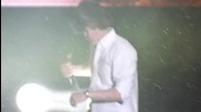 One Direction правят влакче по време на концерт в Детройт