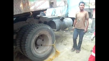 Как палят Камион в Западен Бенгал - Индия