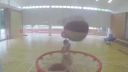 Момчета изпълняват баскетболен трик ... 10 коша за 10 секунди.