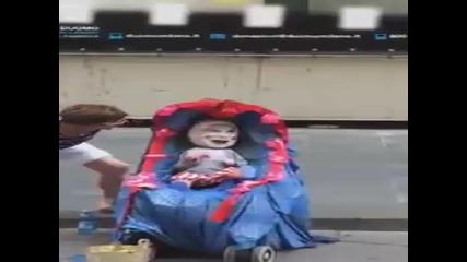 Уличен клоун се прави на бебе в количка! Много смях!