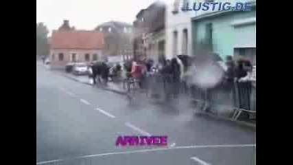 Колоездач пада на финала 